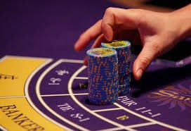 Dealer asli berinteraksi di meja live casino idb365